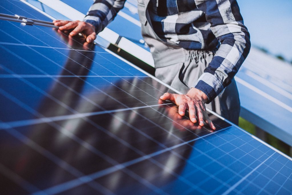 Un técnico verifica una instalación fotovoltaica.