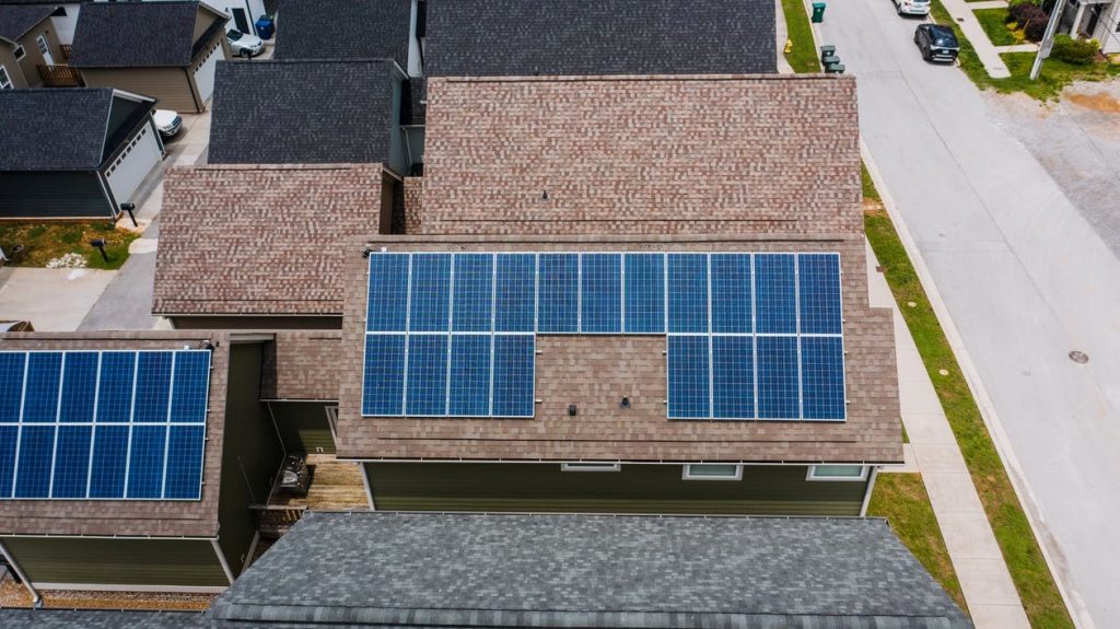 Energía solar térmica usos doméstico mediante colectores en tejado de casa