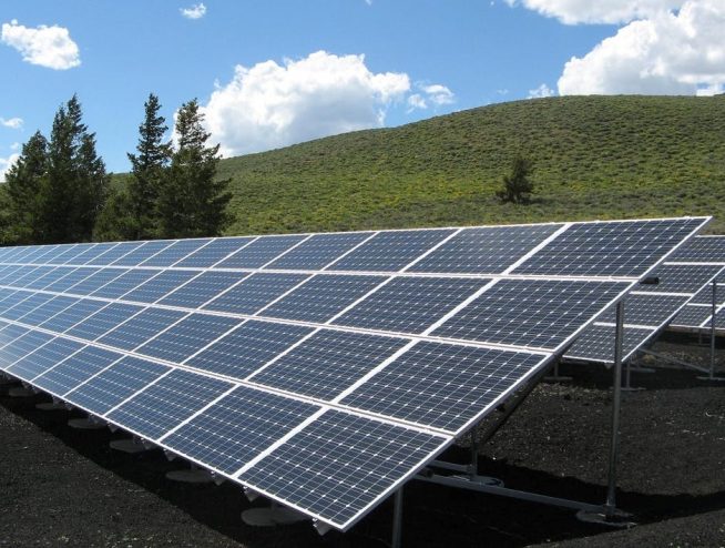 Paneles solares en una montaña