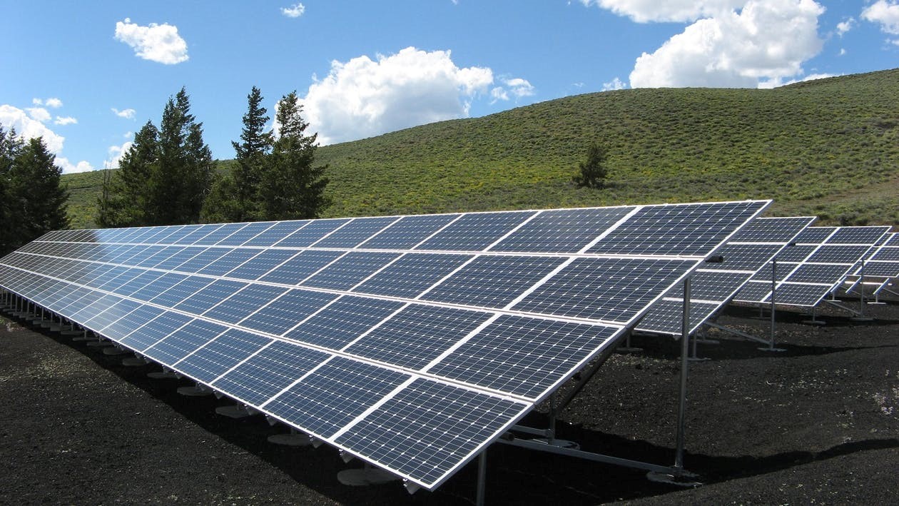 Paneles solares en una montaña