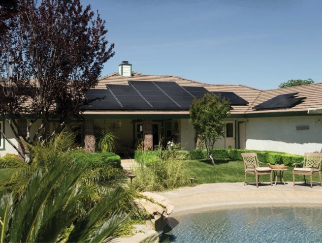 Casa con placas solares para calentar el agua