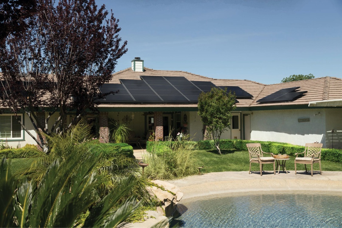 Casa con placas solares para calentar el agua