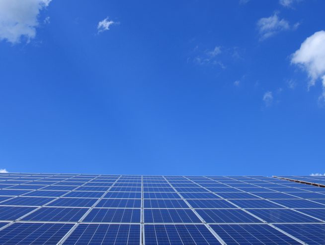 Los paneles solares fotovoltaicos pueden instalarse en los tejados de las viviendas para autoconsumo o crear granjas solares.