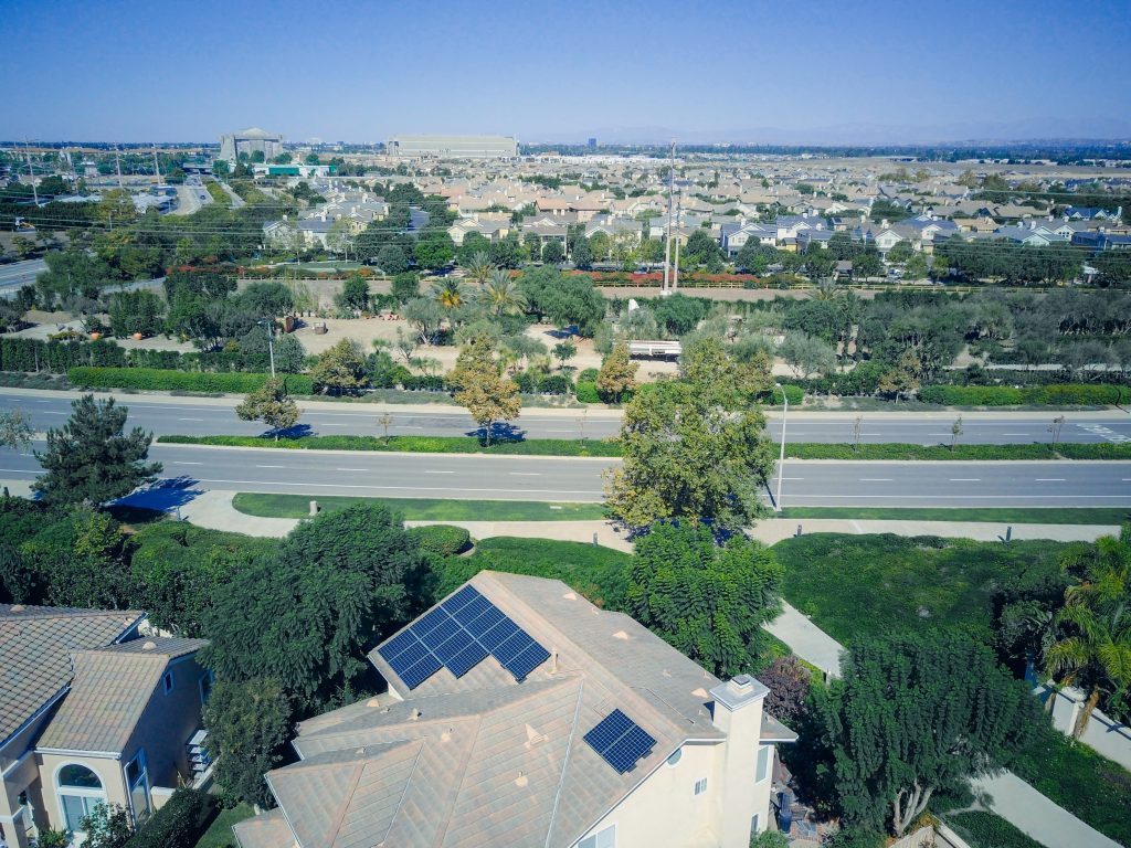 Las placas solares se colocan en los tejados de los inmuebles, evitando alteraciones en el paisaje.