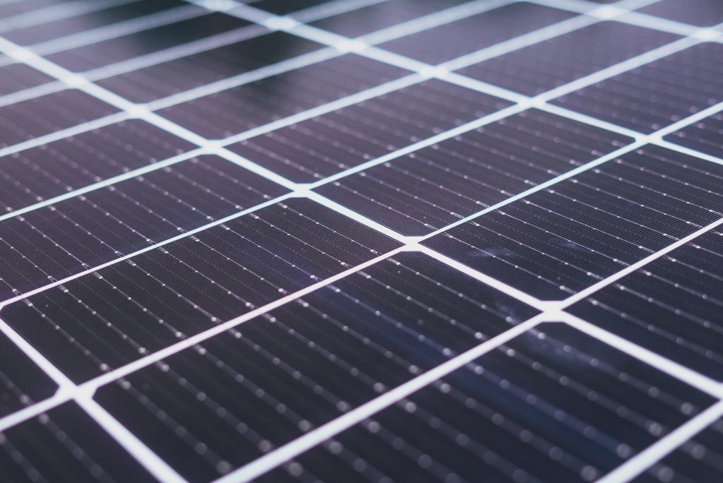La vida útil de una instalación fotovoltaica se estima en unos 25-30 años, mientras que su inversión se amortiza en, aproximadamente, una década.