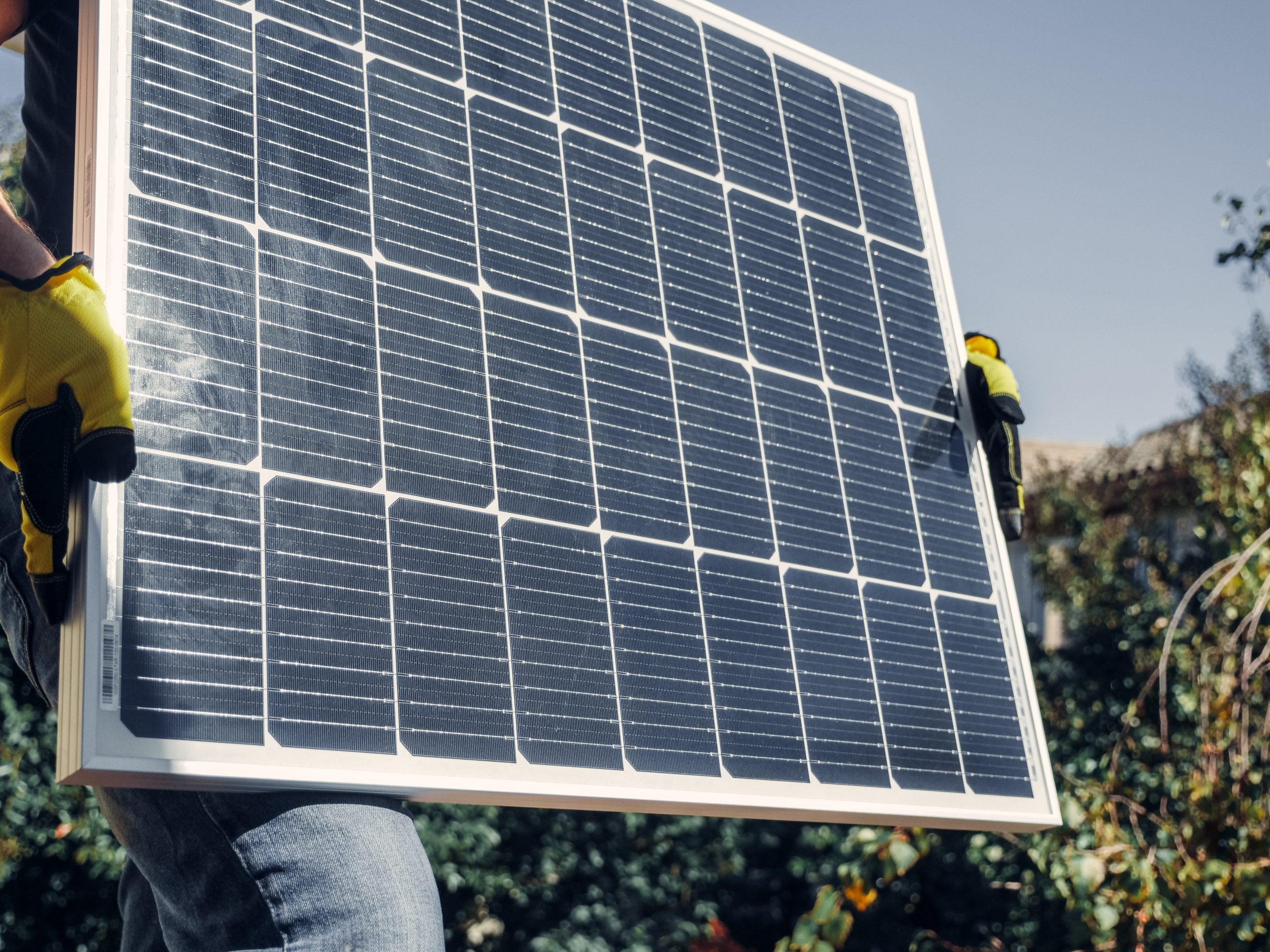 Las placas solares de autoconsumo son perfectas para inmuebles en entornos rurales de difícil acceso.