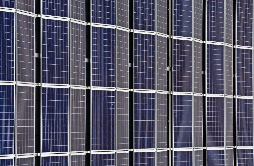 Un mayor despliegue de células solares resultará más caro al principio, pero a largo plazo ofrecerá mayores ahorros económicos.