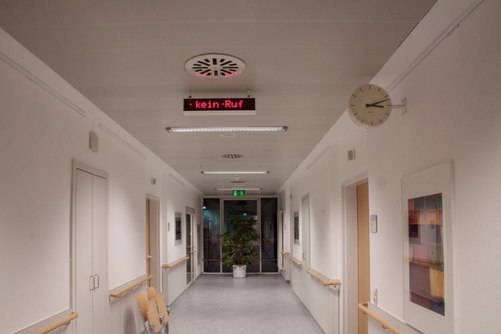 Pasillo vacío de hospital con techo radiante